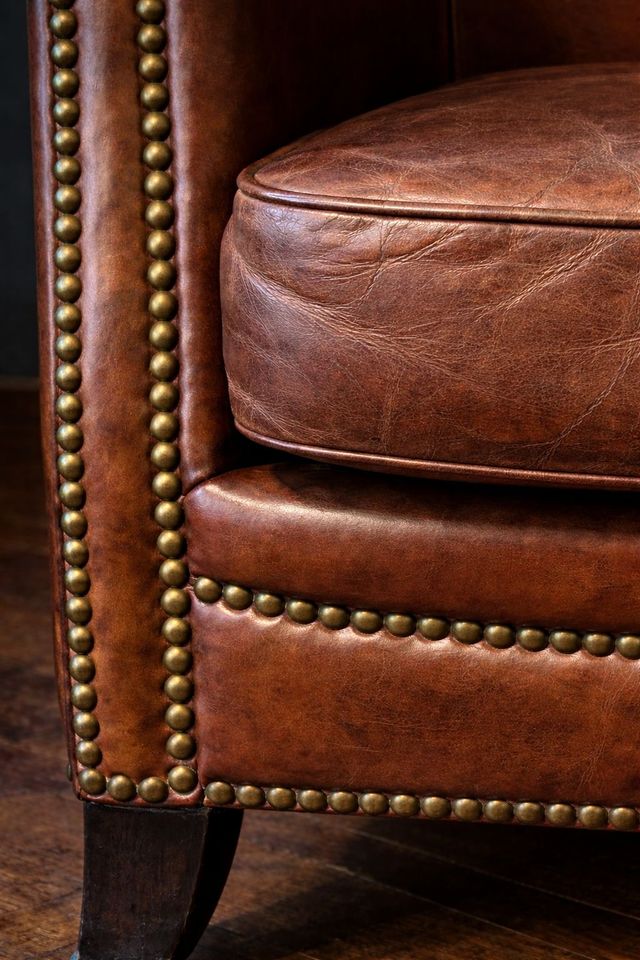 Sillón club cuero  · Francia, circa 1960