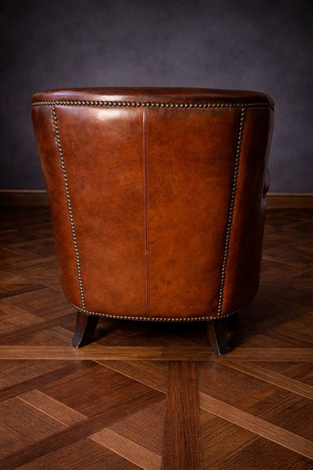 Sillón club cuero  · Francia, circa 1960