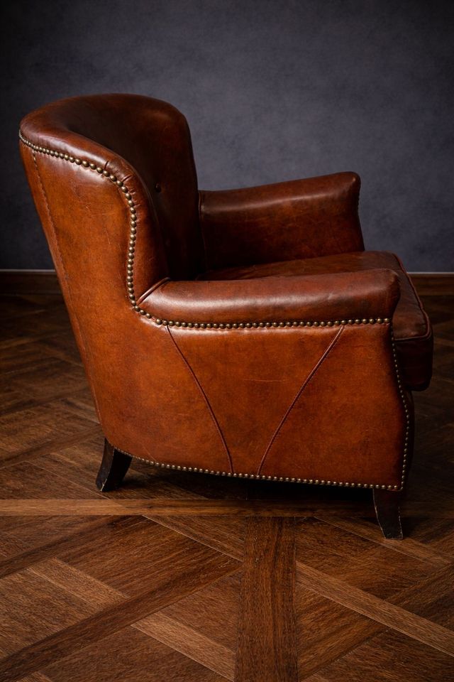 Sillón club cuero  · Francia, circa 1960
