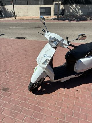 Moto 125cc Classic Blanca Automática