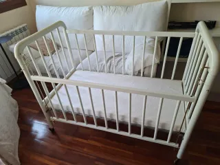 Cuna de bebé con textiles