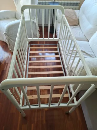 Cuna de bebé con textiles