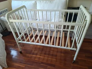 Cuna de bebé con textiles