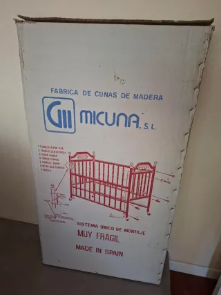 Cuna de bebé con textiles