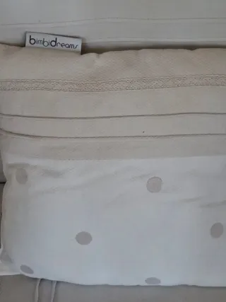 Cuna de bebé con textiles