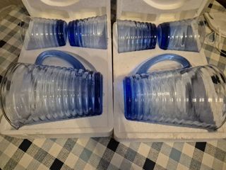 Jarra y vasos de cristal azul