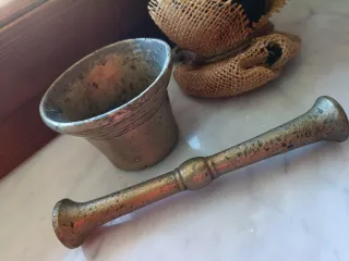 Mortaio e pestello in ottone antico