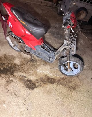 Beta Ark 49cc Roja Scooter Automática