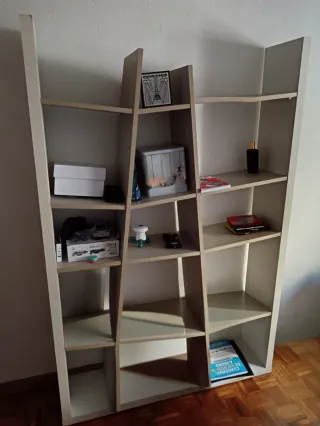 Estantería modular gris y blanca