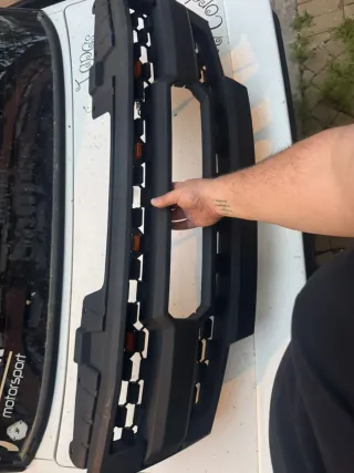 Rejilla Delantera Nissan Navarra con LED