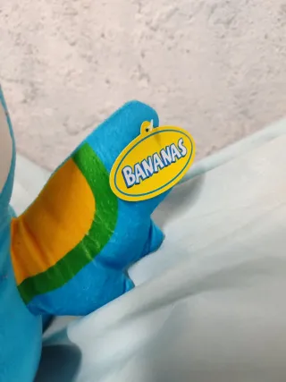 Peluche loro azul y amarillo