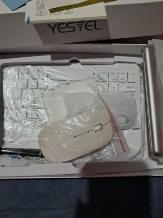 Tablet YESTEL Plata con teclado raton