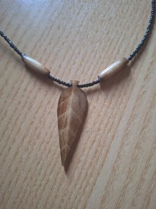 Collana artigianale con pendente foglia legno