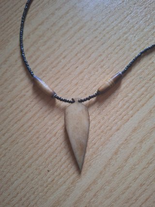 Collana artigianale con pendente foglia legno