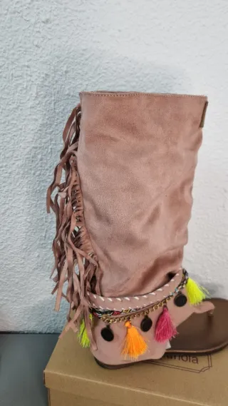 Botas altas con flecos y abalorios
