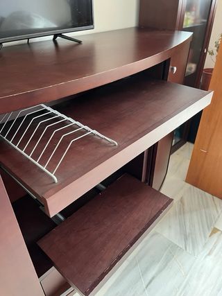 Mueble de salón de madera marrón