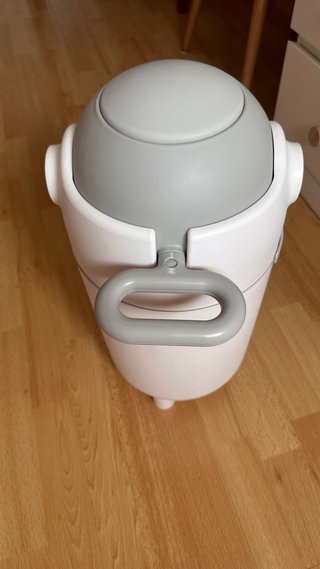 Contenedor de pañales con tapa No tiene caja