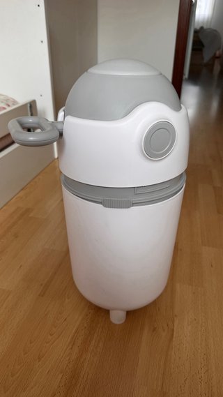 Contenedor de pañales con tapa No tiene caja