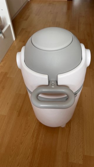 Contenedor de pañales con tapa No tiene caja