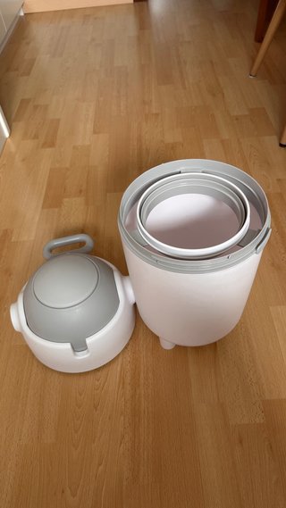 Contenedor de pañales con tapa No tiene caja