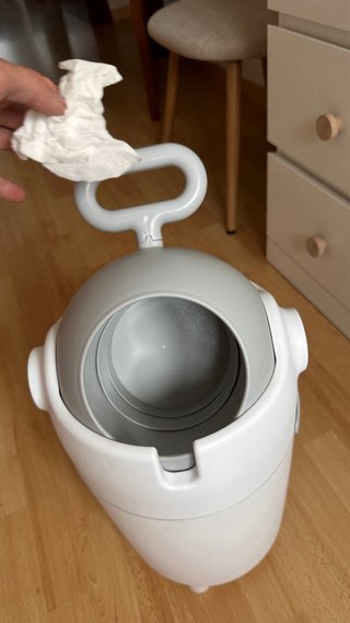 Contenedor de pañales con tapa No tiene caja
