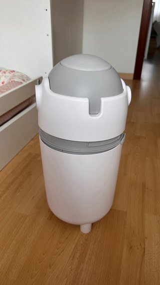 Contenedor de pañales con tapa No tiene caja
