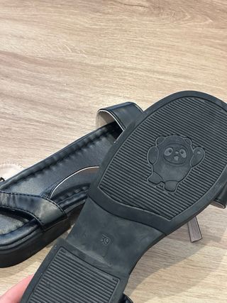 Sandalias negras planas