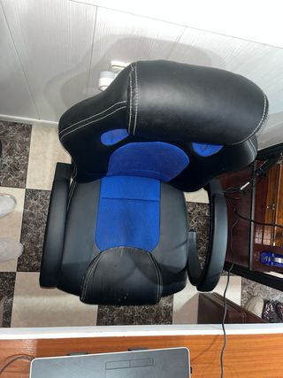 Silla gaming negra y azul