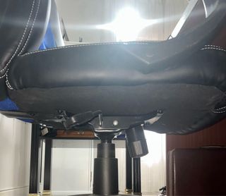 Silla gaming negra y azul