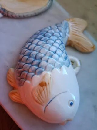 Decorazione ceramica a forma di conchiglia e pesce