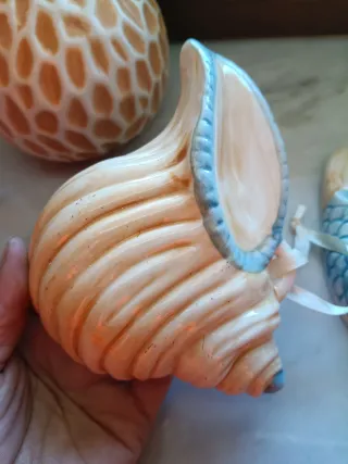 Decorazione ceramica a forma di conchiglia e pesce