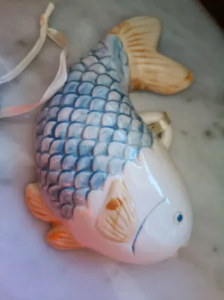 Decorazione ceramica a forma di conchiglia e pesce