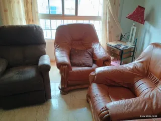 2 sillones de piel y madera