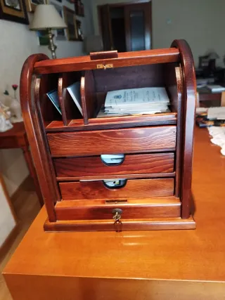 Escritorio de sobremesa de madera