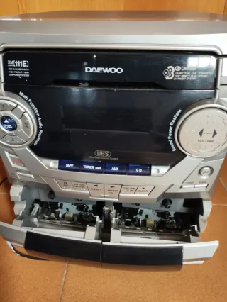 Radio Daewoo CD Cassette y dos altavoces