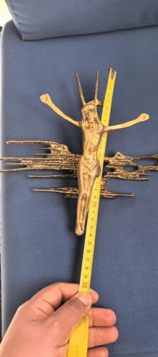 Crucifijo de pared dorado