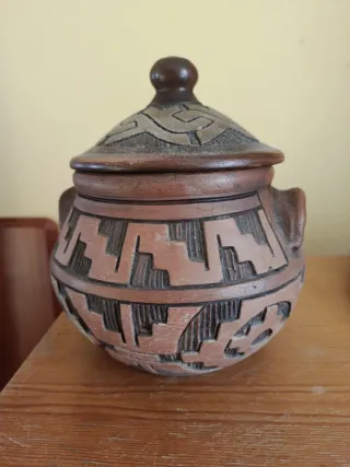 Jarrón de barro artesanal