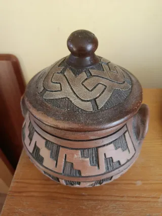 Jarrón de barro artesanal