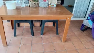 Mesa de madera y metal en Mollerussa