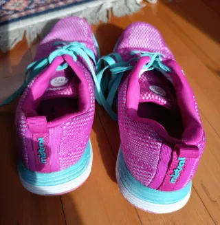 Scarpe da ginnastica rosa e turchesi