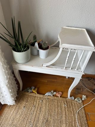 Mesita telefonera de madera blanca