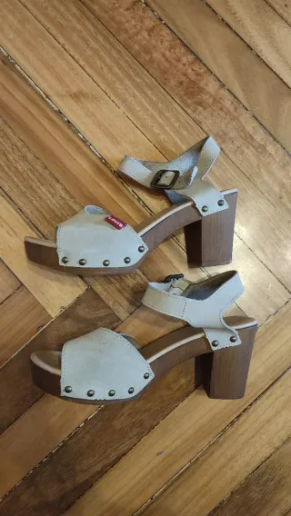 Sandalias Levi's en color beige