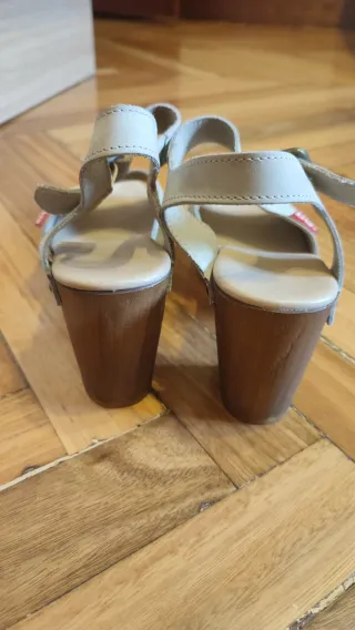 Sandalias Levi's en color beige