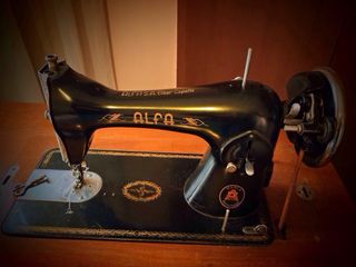 Máquina de coser ALFA antigua con mueble