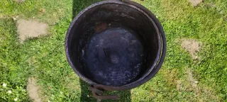 Olla de cobre antigua con soporte