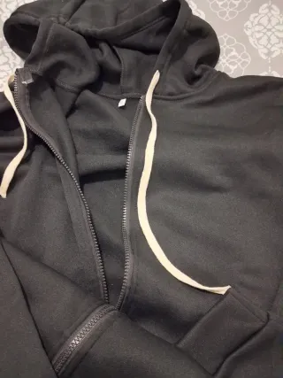 Sudadera con cremallera negra dice xl pero es un L