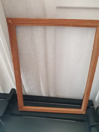 Cornice in legno marrone