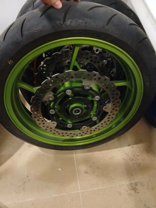 Rueda Kawasaki Z900 con discos de freno