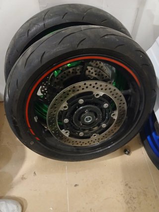 Rueda Kawasaki Z900 con discos de freno