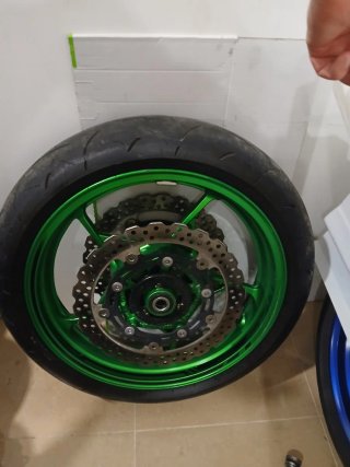 Rueda Kawasaki Z900 con discos de freno